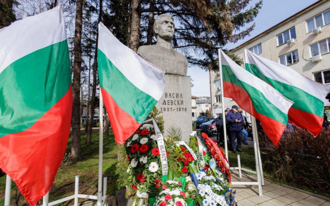 Почит към Апостола от децата от група „Слънчо“ и група „Пчеличка“
